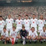 L'équipe de Suisse lors du match d'ouverture de la Coupe du monde 94 aux Etats-Unis, avec Yvan Quentin en bas à droite au premier plan.